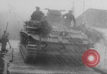 Standbild Bau einer Pontonbrücke der Bundeswehr Limburg Niederlande, 1940, aus Sekunde 31 historischem Filmmaterial Videoclip 65675080333