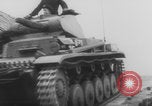 Standbild Bau einer Pontonbrücke der Bundeswehr Limburg Niederlande, 1940, aus Sekunde 37 historischem Filmmaterial Videoclip 65675080333