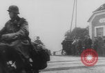 Standbild Bau einer Pontonbrücke der Bundeswehr Limburg Niederlande, 1940, aus Sekunde 47 historischem Filmmaterial Videoclip 65675080333