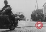 Standbild Bau einer Pontonbrücke der Bundeswehr Limburg Niederlande, 1940, aus Sekunde 50 historischem Filmmaterial Videoclip 65675080333