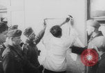 Standbild Bau einer Pontonbrücke der Bundeswehr Limburg Niederlande, 1940, aus Sekunde 56 historischem Filmmaterial Videoclip 65675080333