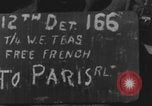Standbild Amerikanische Sanitäter helfen verwundeten französischen Soldaten Frankreich, 1944, aus Sekunde 3 historischem Filmmaterial Videoclip 65675080335
