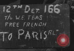 Standbild Amerikanische Sanitäter helfen verwundeten französischen Soldaten Frankreich, 1944, aus Sekunde 5 historischem Filmmaterial Videoclip 65675080335