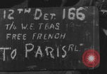Standbild Amerikanische Sanitäter helfen verwundeten französischen Soldaten Frankreich, 1944, aus Sekunde 6 historischem Filmmaterial Videoclip 65675080335
