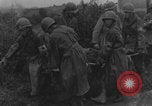 Standbild Amerikanische Sanitäter helfen verwundeten französischen Soldaten Frankreich, 1944, aus Sekunde 7 historischem Filmmaterial Videoclip 65675080335