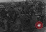 Standbild Amerikanische Sanitäter helfen verwundeten französischen Soldaten Frankreich, 1944, aus Sekunde 8 historischem Filmmaterial Videoclip 65675080335