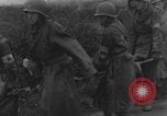 Standbild Amerikanische Sanitäter helfen verwundeten französischen Soldaten Frankreich, 1944, aus Sekunde 9 historischem Filmmaterial Videoclip 65675080335