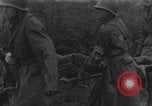 Standbild Amerikanische Sanitäter helfen verwundeten französischen Soldaten Frankreich, 1944, aus Sekunde 10 historischem Filmmaterial Videoclip 65675080335