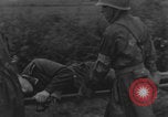 Standbild Amerikanische Sanitäter helfen verwundeten französischen Soldaten Frankreich, 1944, aus Sekunde 11 historischem Filmmaterial Videoclip 65675080335