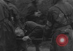 Standbild Amerikanische Sanitäter helfen verwundeten französischen Soldaten Frankreich, 1944, aus Sekunde 12 historischem Filmmaterial Videoclip 65675080335