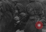 Standbild Amerikanische Sanitäter helfen verwundeten französischen Soldaten Frankreich, 1944, aus Sekunde 13 historischem Filmmaterial Videoclip 65675080335