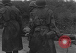 Standbild Amerikanische Sanitäter helfen verwundeten französischen Soldaten Frankreich, 1944, aus Sekunde 14 historischem Filmmaterial Videoclip 65675080335