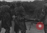 Standbild Amerikanische Sanitäter helfen verwundeten französischen Soldaten Frankreich, 1944, aus Sekunde 15 historischem Filmmaterial Videoclip 65675080335