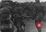 Standbild Amerikanische Sanitäter helfen verwundeten französischen Soldaten Frankreich, 1944, aus Sekunde 16 historischem Filmmaterial Videoclip 65675080335