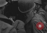 Standbild Amerikanische Sanitäter helfen verwundeten französischen Soldaten Frankreich, 1944, aus Sekunde 19 historischem Filmmaterial Videoclip 65675080335