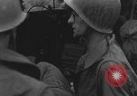 Standbild Amerikanische Sanitäter helfen verwundeten französischen Soldaten Frankreich, 1944, aus Sekunde 20 historischem Filmmaterial Videoclip 65675080335