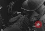 Standbild Amerikanische Sanitäter helfen verwundeten französischen Soldaten Frankreich, 1944, aus Sekunde 21 historischem Filmmaterial Videoclip 65675080335