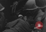 Standbild Amerikanische Sanitäter helfen verwundeten französischen Soldaten Frankreich, 1944, aus Sekunde 22 historischem Filmmaterial Videoclip 65675080335