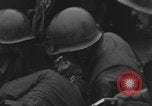 Standbild Amerikanische Sanitäter helfen verwundeten französischen Soldaten Frankreich, 1944, aus Sekunde 23 historischem Filmmaterial Videoclip 65675080335