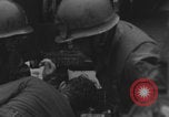 Standbild Amerikanische Sanitäter helfen verwundeten französischen Soldaten Frankreich, 1944, aus Sekunde 24 historischem Filmmaterial Videoclip 65675080335