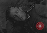 Standbild Amerikanische Sanitäter helfen verwundeten französischen Soldaten Frankreich, 1944, aus Sekunde 25 historischem Filmmaterial Videoclip 65675080335