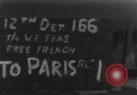 Standbild Amerikanische Sanitäter helfen verwundeten französischen Soldaten Frankreich, 1944, aus Sekunde 26 historischem Filmmaterial Videoclip 65675080335