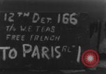 Standbild Amerikanische Sanitäter helfen verwundeten französischen Soldaten Frankreich, 1944, aus Sekunde 27 historischem Filmmaterial Videoclip 65675080335