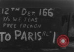 Standbild Amerikanische Sanitäter helfen verwundeten französischen Soldaten Frankreich, 1944, aus Sekunde 28 historischem Filmmaterial Videoclip 65675080335