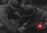 Standbild Amerikanische Sanitäter helfen verwundeten französischen Soldaten Frankreich, 1944, aus Sekunde 29 historischem Filmmaterial Videoclip 65675080335