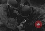Standbild Amerikanische Sanitäter helfen verwundeten französischen Soldaten Frankreich, 1944, aus Sekunde 30 historischem Filmmaterial Videoclip 65675080335