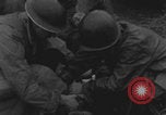 Standbild Amerikanische Sanitäter helfen verwundeten französischen Soldaten Frankreich, 1944, aus Sekunde 31 historischem Filmmaterial Videoclip 65675080335