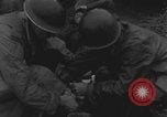 Standbild Amerikanische Sanitäter helfen verwundeten französischen Soldaten Frankreich, 1944, aus Sekunde 32 historischem Filmmaterial Videoclip 65675080335