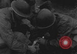 Standbild Amerikanische Sanitäter helfen verwundeten französischen Soldaten Frankreich, 1944, aus Sekunde 33 historischem Filmmaterial Videoclip 65675080335
