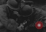 Standbild Amerikanische Sanitäter helfen verwundeten französischen Soldaten Frankreich, 1944, aus Sekunde 34 historischem Filmmaterial Videoclip 65675080335
