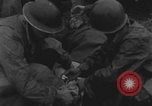 Standbild Amerikanische Sanitäter helfen verwundeten französischen Soldaten Frankreich, 1944, aus Sekunde 35 historischem Filmmaterial Videoclip 65675080335