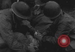 Standbild Amerikanische Sanitäter helfen verwundeten französischen Soldaten Frankreich, 1944, aus Sekunde 36 historischem Filmmaterial Videoclip 65675080335