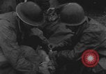 Standbild Amerikanische Sanitäter helfen verwundeten französischen Soldaten Frankreich, 1944, aus Sekunde 37 historischem Filmmaterial Videoclip 65675080335