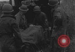 Standbild Amerikanische Sanitäter helfen verwundeten französischen Soldaten Frankreich, 1944, aus Sekunde 38 historischem Filmmaterial Videoclip 65675080335