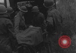 Standbild Amerikanische Sanitäter helfen verwundeten französischen Soldaten Frankreich, 1944, aus Sekunde 39 historischem Filmmaterial Videoclip 65675080335