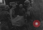Standbild Amerikanische Sanitäter helfen verwundeten französischen Soldaten Frankreich, 1944, aus Sekunde 40 historischem Filmmaterial Videoclip 65675080335