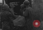 Standbild Amerikanische Sanitäter helfen verwundeten französischen Soldaten Frankreich, 1944, aus Sekunde 41 historischem Filmmaterial Videoclip 65675080335