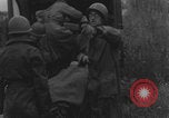 Standbild Amerikanische Sanitäter helfen verwundeten französischen Soldaten Frankreich, 1944, aus Sekunde 42 historischem Filmmaterial Videoclip 65675080335