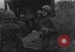 Standbild Amerikanische Sanitäter helfen verwundeten französischen Soldaten Frankreich, 1944, aus Sekunde 43 historischem Filmmaterial Videoclip 65675080335