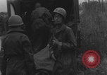 Standbild Amerikanische Sanitäter helfen verwundeten französischen Soldaten Frankreich, 1944, aus Sekunde 44 historischem Filmmaterial Videoclip 65675080335