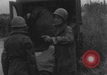 Standbild Amerikanische Sanitäter helfen verwundeten französischen Soldaten Frankreich, 1944, aus Sekunde 45 historischem Filmmaterial Videoclip 65675080335