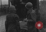 Standbild Amerikanische Sanitäter helfen verwundeten französischen Soldaten Frankreich, 1944, aus Sekunde 46 historischem Filmmaterial Videoclip 65675080335