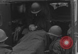 Standbild Amerikanische Sanitäter helfen verwundeten französischen Soldaten Frankreich, 1944, aus Sekunde 47 historischem Filmmaterial Videoclip 65675080335