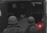 Standbild Amerikanische Sanitäter helfen verwundeten französischen Soldaten Frankreich, 1944, aus Sekunde 48 historischem Filmmaterial Videoclip 65675080335