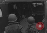 Standbild Amerikanische Sanitäter helfen verwundeten französischen Soldaten Frankreich, 1944, aus Sekunde 49 historischem Filmmaterial Videoclip 65675080335