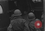 Standbild Amerikanische Sanitäter helfen verwundeten französischen Soldaten Frankreich, 1944, aus Sekunde 50 historischem Filmmaterial Videoclip 65675080335